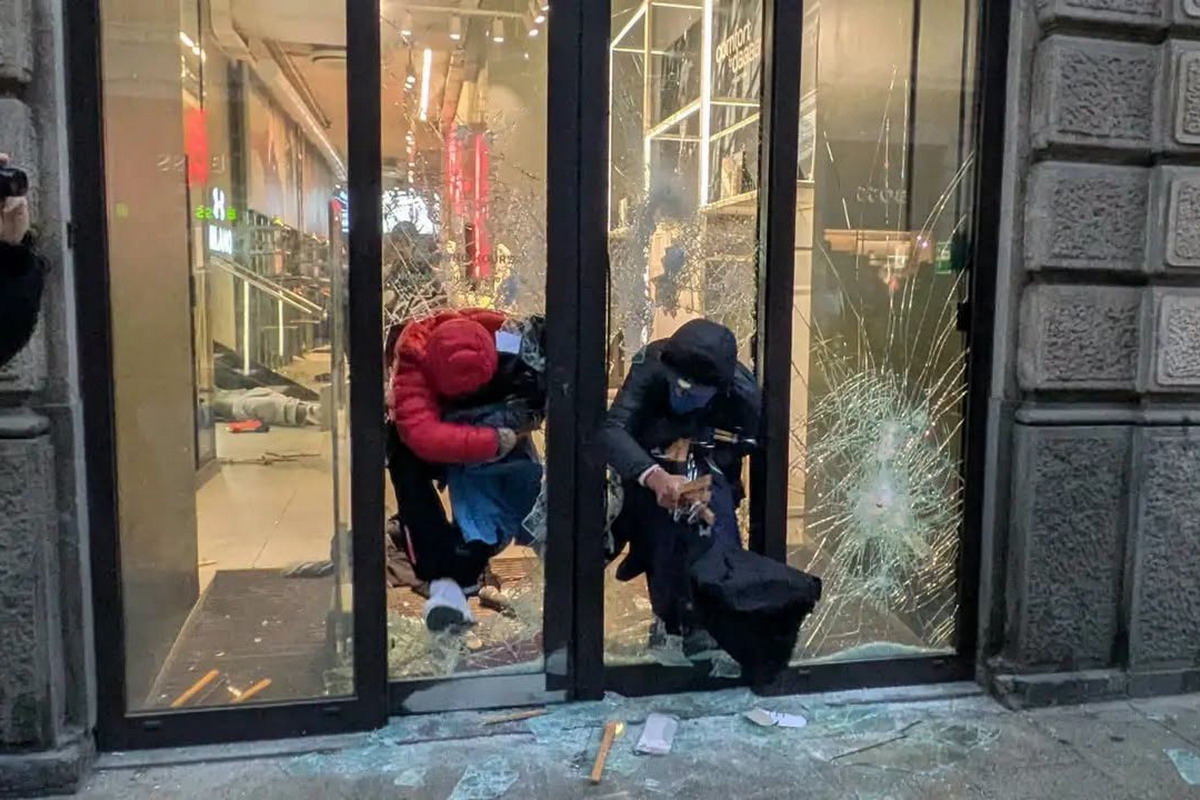 Chi manifesta non esce da Foot Locker con i sacchi pieni di scarpe